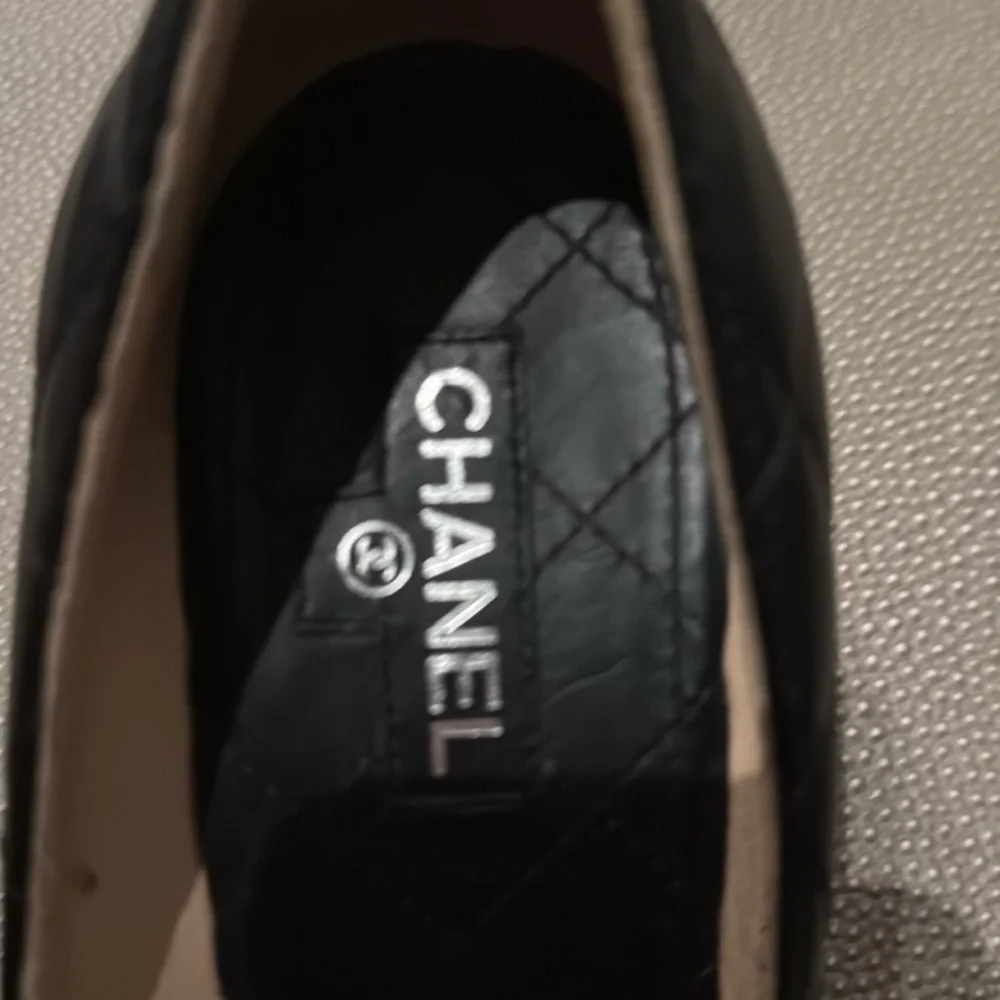 CHANEL Black Leather Flats with Silver Logo - Picture 6 of 6
